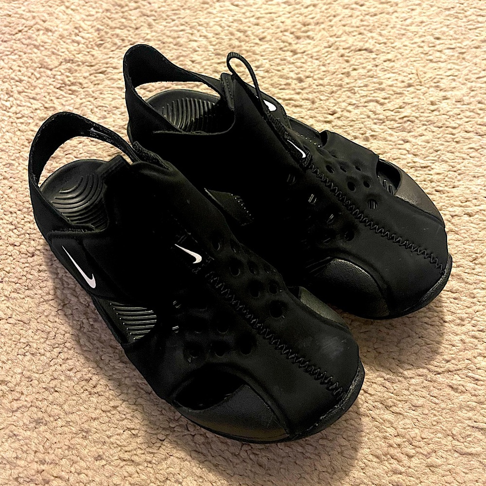 ** Great Condition** Toddler Nike Sunray shoes size 11.
